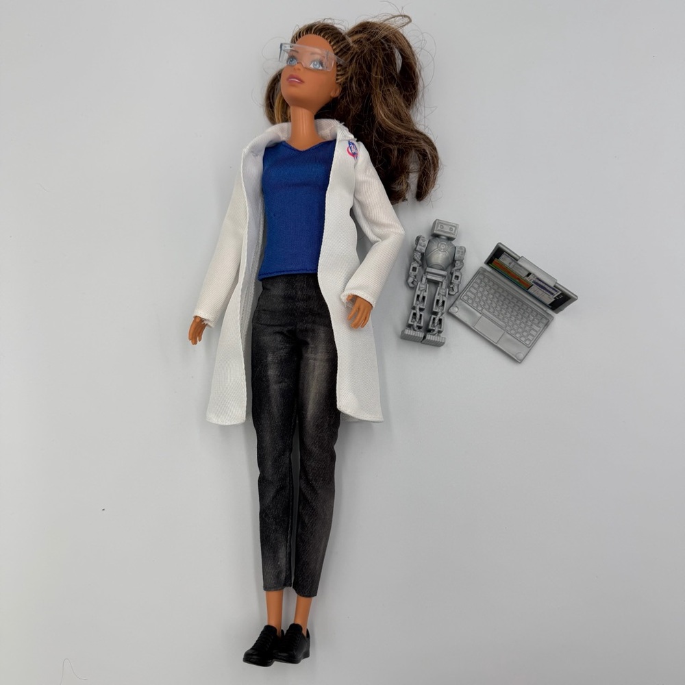 Mattel Barbie 2016 SPACE SCIENTIST Doll Laptop and robot